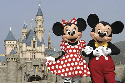 Peliukų porelė Mikis ir Minė tapo ne tik kompanijos talismanais, bet ir kone visos Amerikos simboliais. Po penkerių metų žinomiausi „Walt Disney Company“ personažai taip pat švęs šimtmetį / Getty nuotrauka