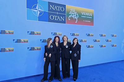 Monika Čereškaitė su kolegėmis NATO viršūnių susitikime / Asmeninio archyvo nuotr.