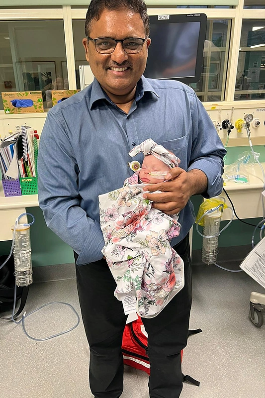 Sian ir Jasono Goodsellų dukra Matilda su chirurgu / „Scanpix“ nuotr.