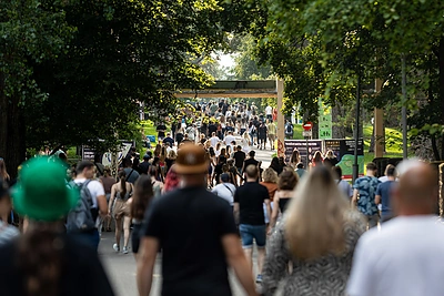 Likus porai valandų iki „Imagine Dragons“ koncerto – gerbėjų antplūdis: karštis neišgąsdino