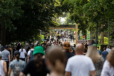 Minia besirenkanti į „Imagine Dragons“ koncertą Vingio parke / Pauliaus Peleckio / BNS nuotr.