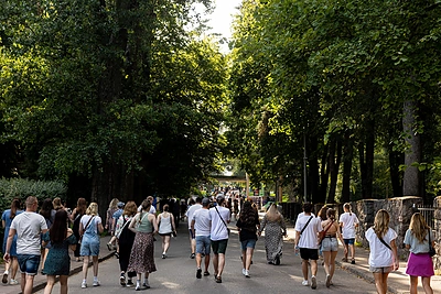 Minia besirenkanti į „Imagine Dragons“ koncertą Vingio parke / Pauliaus Peleckio / BNS nuotr.