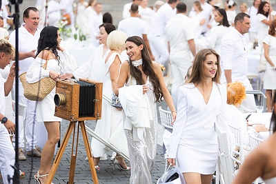 Vilniuje dešimtą kartą surengta „Le Diner en Blanc“ vakarienė / Gretos Skaraitienės / BNS nuotr.