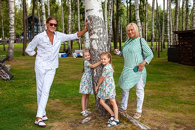 Rolandas Petrikis su žmona Janina Petrikiene ir anūkėmis / Aidos Gudauskaitės nuotr.