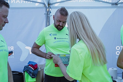 Vilniaus maratone – „Aplenkime vėžį“ komanda su žinomais žmonėmis / Igno Cemnolonskio nuotr.