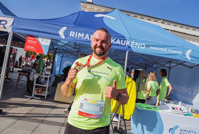 Vilniaus maratone – „Aplenkime vėžį“ komanda su žinomais žmonėmis / Igno Cemnolonskio nuotr.