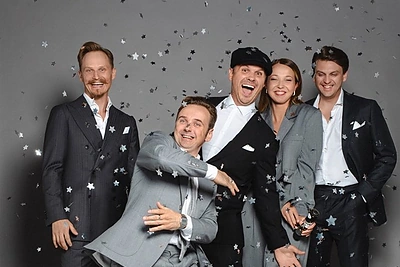 Legendiniam improvizacijos teatrui „Kitas kampas“ – 15 metų: aktoriai surengė šventinę fotosesiją