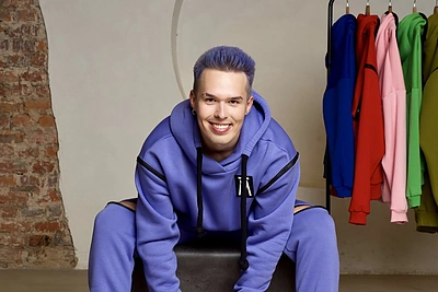 Mantas Mackevičius ir jo kuriami rūbai žmonėms ir šunims / Asmeninio albumo nuotr.