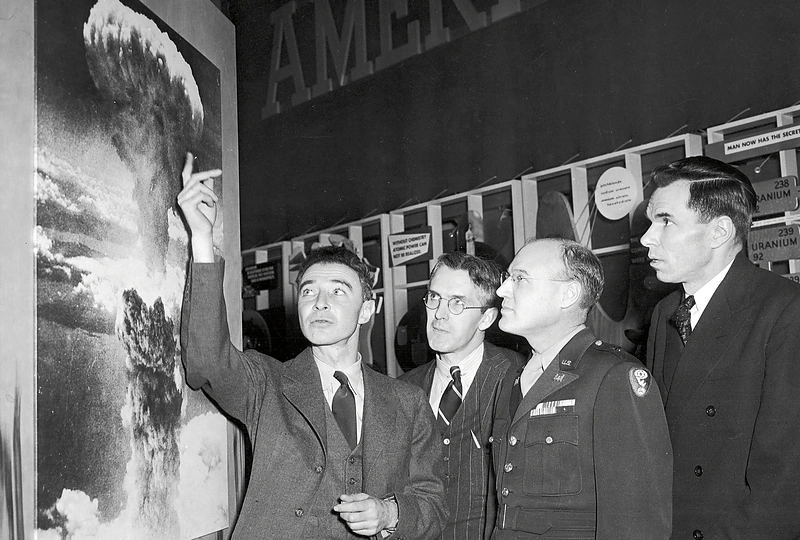 Jie susprogdino atominę bombą: Robertas Oppenheimeris pristato sprogimą virš Nagasakio mokslininkams Henry Smythui, Glennui Seaborgui ir generolui majorui Kennethui Nicholsui. Penktojo dešimtmečio pradžia / Getty nuotrauka