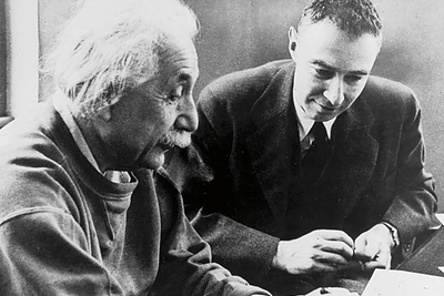 Robertas Oppenheimeris draugavo su Albertu Einsteinu, ginčijosi su juo dėl kai kurių kvantinės mechanikos teorijų. Ir mokėsi iš vyresniojo kolegos. Vėliau juos susiejo nerimas dėl branduolinio ginklo plėtros. 1947 metų kadras / Getty nuotrauka