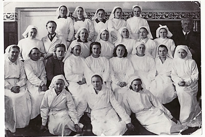 Prieškarinėje Kauno kūdikių namų „Lopšelis“ darbuotojų nuotraukoje Petro Baublio dešinioji ranka ir visų gelbėjimo paslapčių patikėtinė Elena Uborevičienė – trečioje eilėje ketvirta iš kairės / VGŽIM Žydų gelbėtojų atminimo įamžinimo skyriaus archyvų nuotrauka