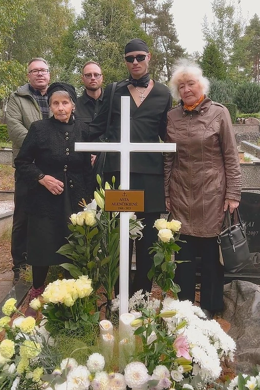 Alen Chicco mamos Astos laidotuvės / Socialinių tinklų nuotr.