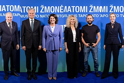 Į dokumentinio filmo apie NATO premjerą atvyko garbūs svečiai: tarp jų – ir G.Nausėda su žmona Diana
