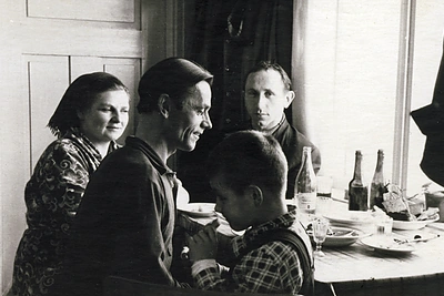 „Čia aš dar nedidelis, tėčiui ant kelių. Patinka man šita nuotrauka – lyg kokio fotomenininko žvilgsnis į tų laikų buitį“, – pasakoja darbininkų šeimoje užaugęs būsimas istorikas / Asmeninio albumo nuotrauka