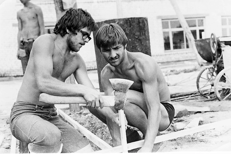 1976-ųjų vasaros talka Zubiškėse / Asmeninio albumo nuotrauka
