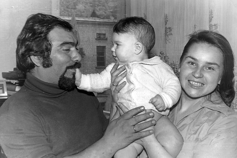 Asmik, kurią mama iki šiol lietuviškai tebevadina Astute, gimimas šeimą ir jungė, ir skyrė. „Ačiū Dievui, kad iš šitos meilės istorijos gimė toks nuostabus vaikas, bet aš visa širdimi atsidaviau kūdikiui, o Gehamui trūko dėmesio“, – pasakoja. / Asmeninio albumo nuotrauka