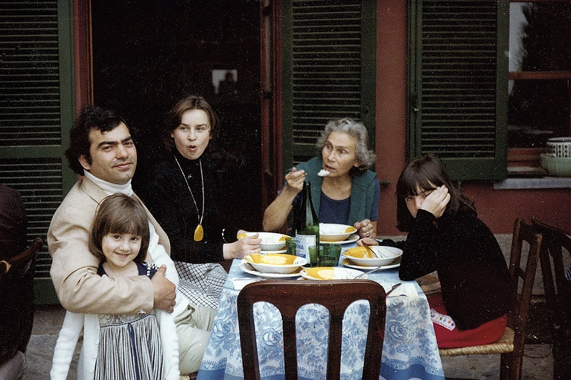1978-ieji. Italija. Stažuotės Milano „La Scalos“ teatre metu senutė italė, kuri stažuotojus mokė italų kalbos, Ireną ir Gehamą pasikvietė į namus pietų. Nepastebėti ką tik užsimezgusių porelės jausmų buvo neįmanoma / Asmeninio albumo nuotrauka