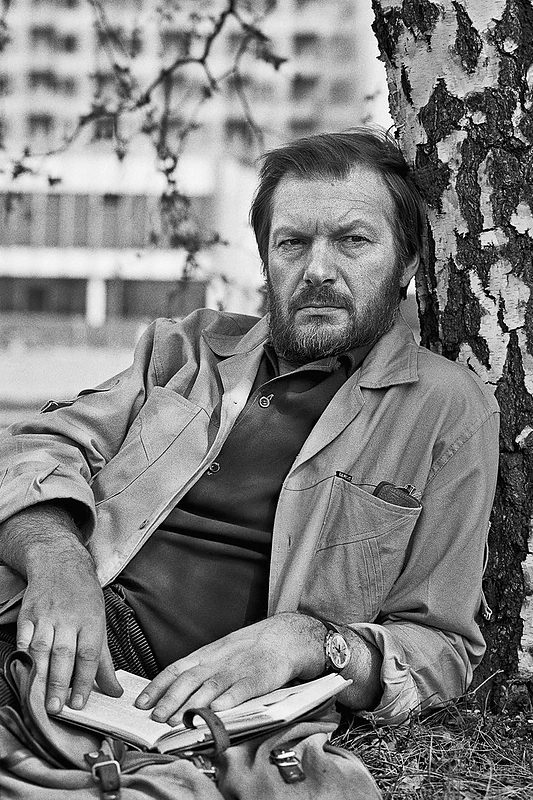 „Jeigu atsiskleisiu lyg atversta knyga, bus aišku ir iškart neįdomu. O jeigu užsidarysiu, aplinkiniai galės tik spėlioti. Paslaptis juk visada įdomiau...“ – kaip kurdavo savo personažus kine, pasakoja aktorius / ITAR TASS nuotrauka