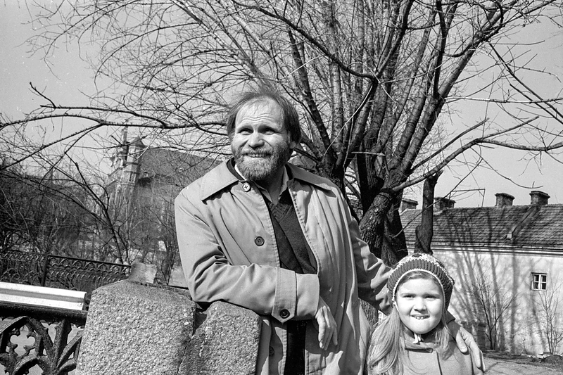 „Didžiuojuosi savo vaikais – dukterimi ir sūnumi. Didžiuojuosi, kad jie pasirinko savo kelią ir eina juo tikslingai“, – tikina aktorius. Šioje nuotraukoje jis 1982-aisiais su dukra Monika / Asmeninio albumo nuotrauka