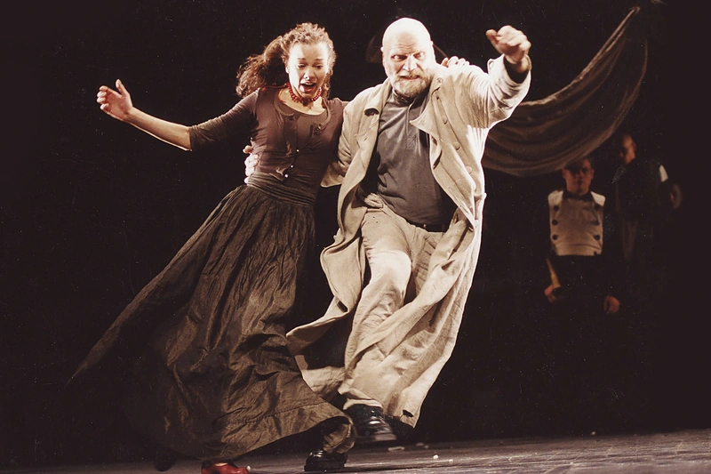 2000-ieji, režisieriaus Eimunto Nekrošiaus režisuotame spektaklyje „Otelas“ Vladas Bagdonas – Otelas, Dezdemona – baleto šokėja Eglė Špokaitė / Lietuvos centrinio valstybės archyvo nuotrauka