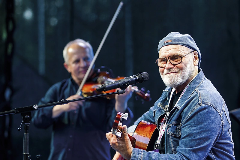 Bardų vakarai – vienas didžiausių aktoriaus malonumų pastaruoju metu. Grodamas ir dainuodamas jis ypač daug improvizuoja / Irmanto Gelūno / BNS nuotrauka