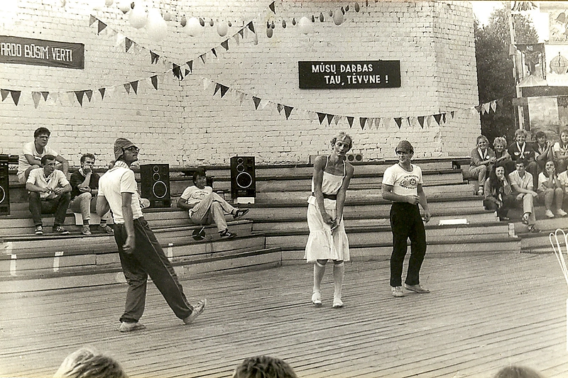 Studentų statybos būrio „Justitia“ pasirodymas. „Dviratininkas“ Arūnas Valinskas Prienuose suvaidino laisvo elgesio merginą. „Vakare turėjau pasisekimą tarp „Dviračio“ vyrų“, – prisiminęs juokėsi / Asmeninio albumo nuotrauka