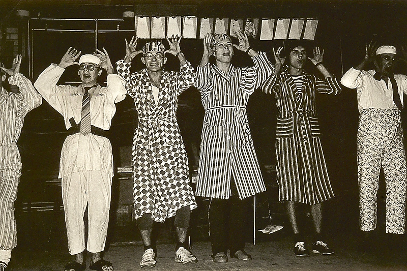 Garsusis pasirodymas studentų diskotekos „Amicus“ salėje. Vyrukai keletą valandų pratupėjo užkulisiuose, o scenoje su ligonių pižamomis, tarsi pabėgę iš psichiatrijos ligoninės, pasirodė tada, kai jau niekas nesitikėjo / Asmeninio albumo nuotrauka