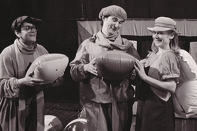 Keistuolių teatro spektakliai prasidėjo nuo studijų metais Sigučio, Aido ir Ilonos kurtų etiudų / Keistuolių teatro archyvo nuotrauka