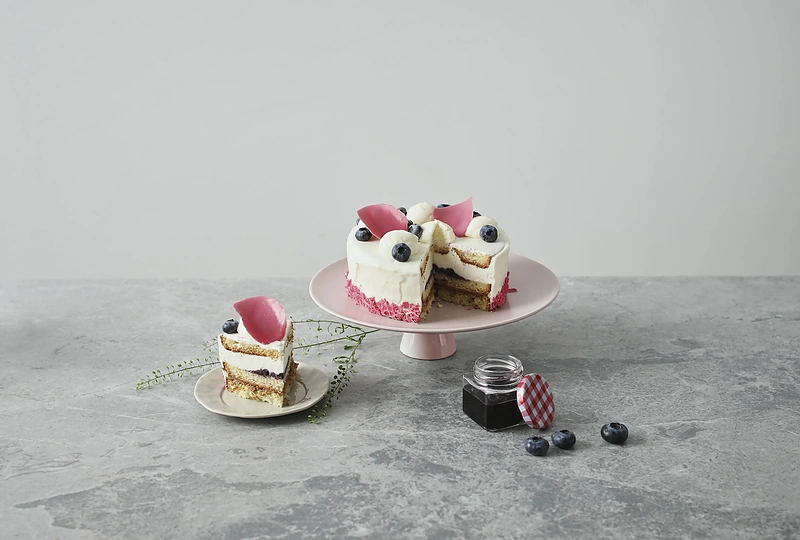 Daugiasluoksnis putėsių tortas su mėlynėmis „Eliziejus“ / „Iki" nuotr.