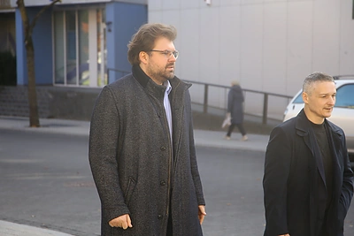 Kristijonas Bartoševičius ir advokatas Olegas Šibkovas / Tomo Markelevičiaus / 15min nuotr.