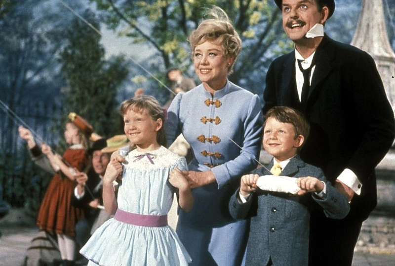Karen Dotrice, Glynis Johns, Matthew Garberis ir Robertas Stevensonas filme „Merė Popins“ / Vida Press nuotr.