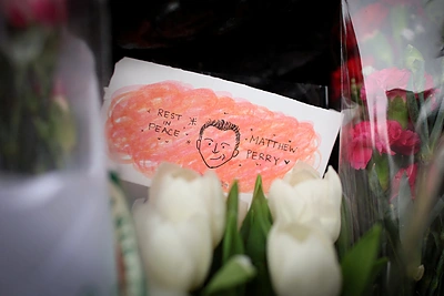Matthew Perry gedintys gerbėjai renkasi prie „Draugų“ būstinės Niujorke / AFP/„Scanpix“ nuotr.