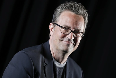 Netikėtai mirusios „Draugų“ žvaigždės Matthew Perry gyvenime – priklausomybės, ligos ir vienatvė
