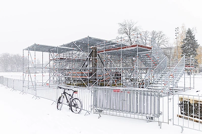 Katedros aikštėje – pradėta statyti Kalėdinė eglė / Irmanto Gelūno / BNS nuotr.