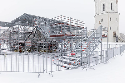 Katedros aikštėje – pradėta statyti Kalėdinė eglė / Irmanto Gelūno / BNS nuotr.