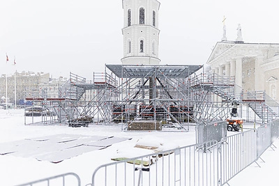 Katedros aikštėje – pradėta statyti Kalėdinė eglė / Irmanto Gelūno / BNS nuotr.