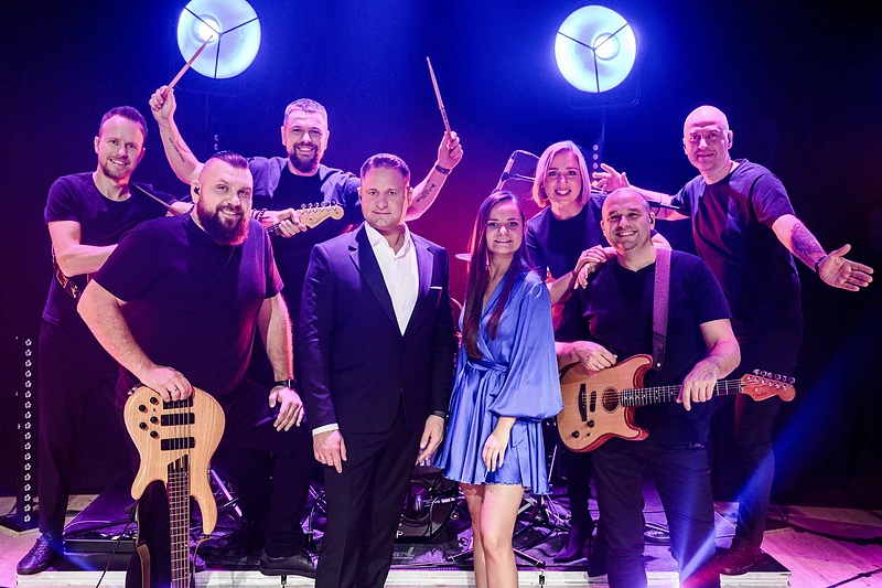 Andrius Rimiškis su seserimi Raminta ir grupe / Asmeninio albumo nuotr.