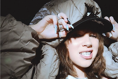 dj nevykele pristato hito „Audi BMW“ vaizdo klipą: siužetas – apsvaigintos draugės istorija