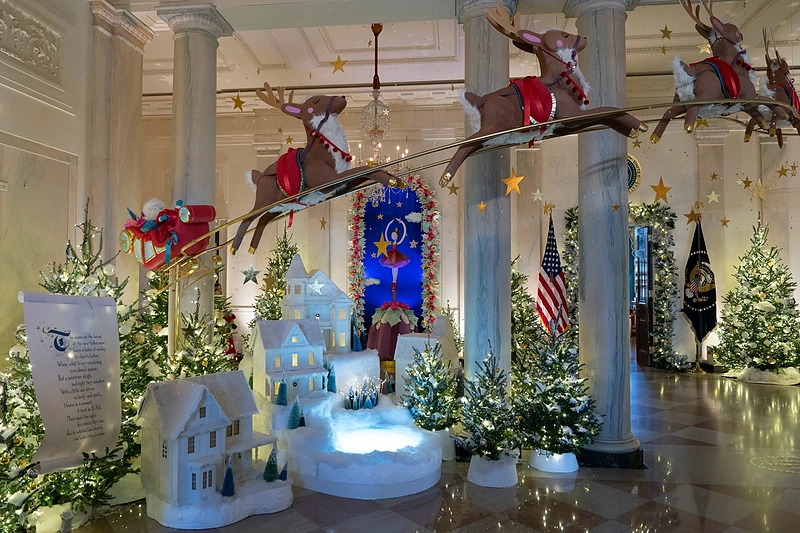 Jill Biden atvėrė kalėdiškai išpuoštų Baltųjų rūmų duris / Vida Press nuotr.