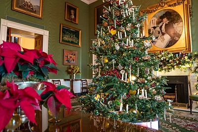 Jill Biden atvėrė kalėdiškai išpuoštų Baltųjų rūmų duris / Vida Press nuotr.