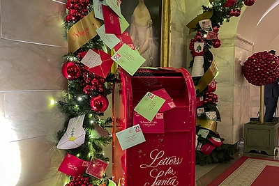 Jill Biden atvėrė kalėdiškai išpuoštų Baltųjų rūmų duris / Vida Press nuotr.