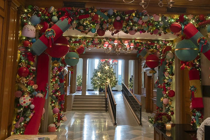 Jill Biden atvėrė kalėdiškai išpuoštų Baltųjų rūmų duris / Vida Press nuotr.