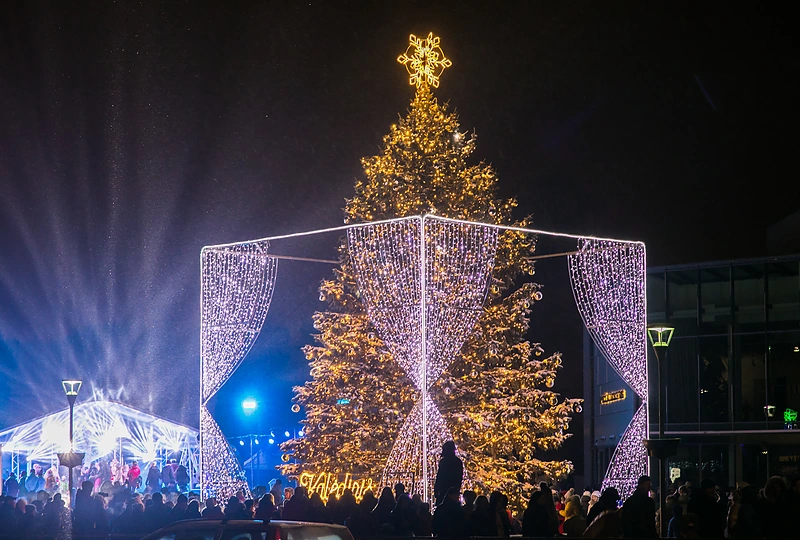 Anykščių Kalėdų eglės įžiebimas / Jovitos Uzdraitės, Silvijos Sakevičiūtės, Rolando Lančicko nuotr.