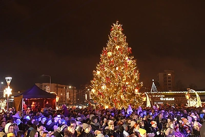 Mažeikių kalėdinės eglės įžiebimas / Mažeikių rajono savivaldybės ir Kazio Vozgirdo nuotr.