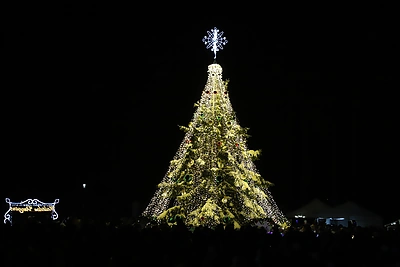 Visagino eglė nustebino tvaria idėja: puošta gyventojų kurtais žaisliukais ir tai – dar ne viskas