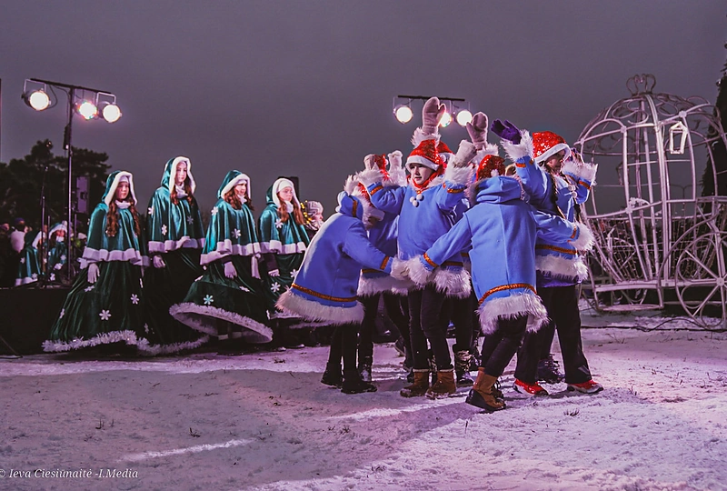 Grigiškės įžiebė naujojo šimtmečio eglę / Justė Juškevičiūtė nuotr.