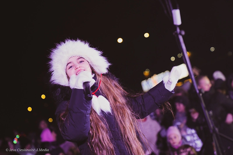 Grigiškės įžiebė naujojo šimtmečio eglę