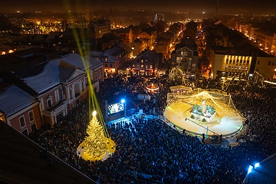 Skambant varpelių muzikai Klaipėdoje įžiebta Kalėdų eglė: viršūnę papuošė įspūdinga žvaigždė