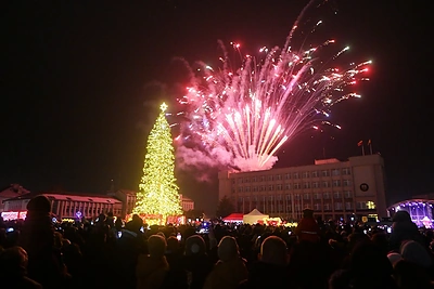 Marijampolės Kalėdų eglė – kaip iš pasakos: miestas tapo tikra dovanų šalimi