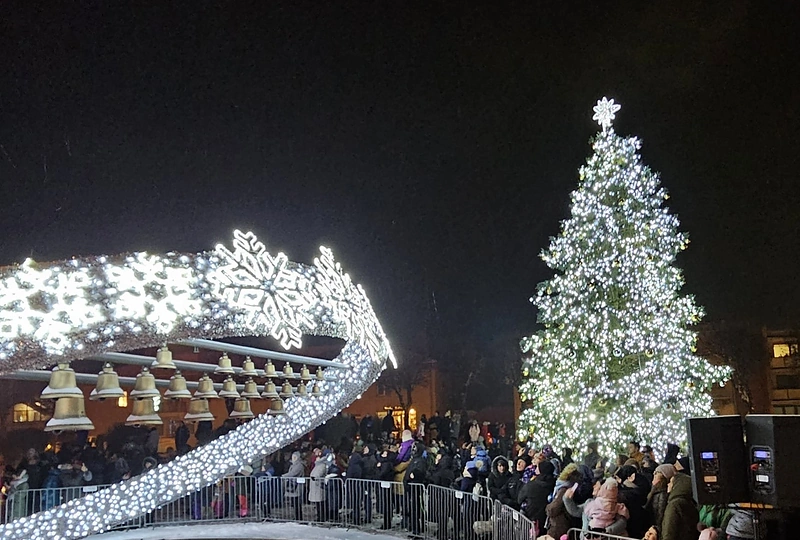 Šakių Kalėdų eglė / Šakių rajono savivaldybės nuotr.